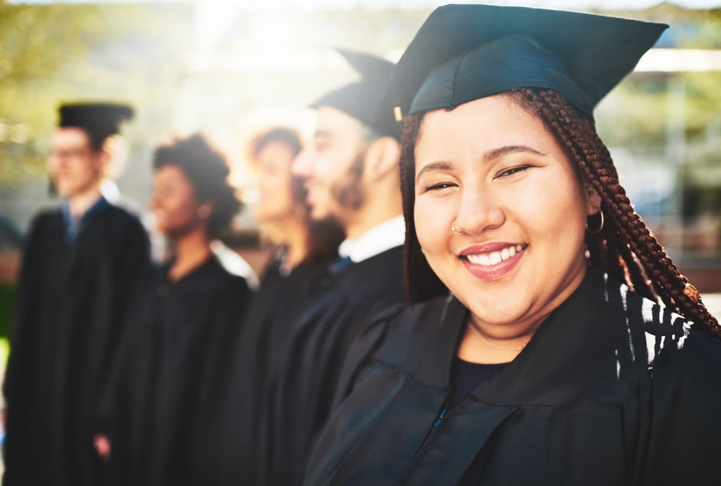 Estudantes formados pelo IDEA a celebrar a conclusão do curso, vestindo becas académicas